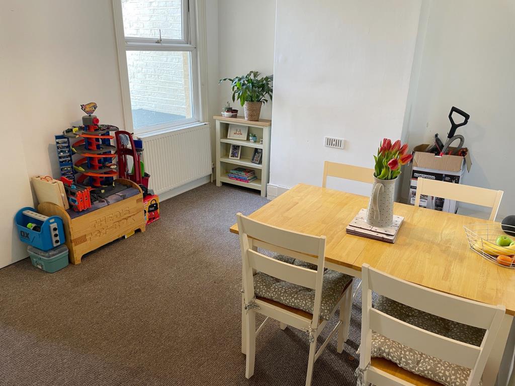 Lot: 45 - BAY-FRONTED HOUSE FOR INVESTMENT - Dining room